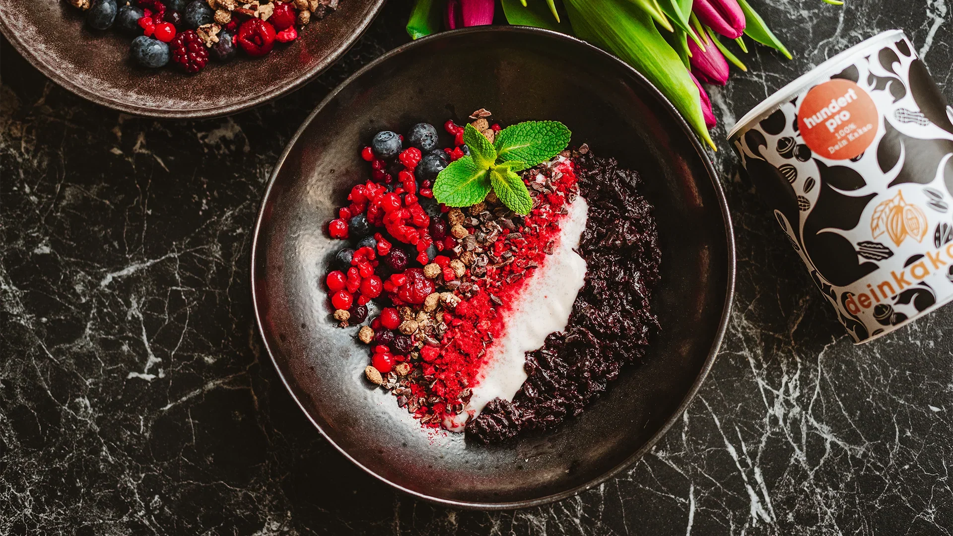 Schwarzer Schokoklebreis mit Beeren